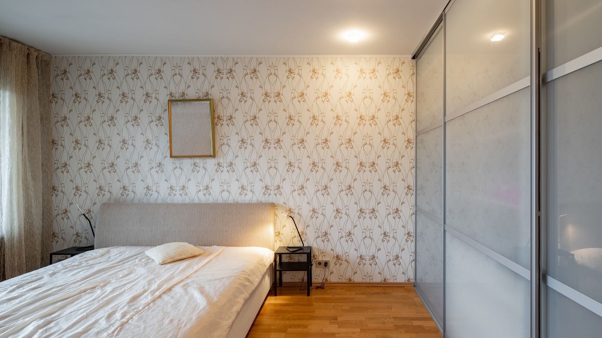 Modern,Interior,Of,Bedroom,In,Contemporary,Apartment.,Cozy,Bed.,Lamps